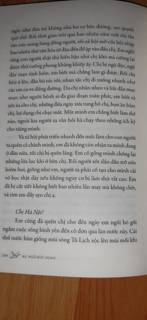Nội dung sách có tính thời sự và thú vị, vẫn luôn ủng hộ tác giả. 5*
Ý định ban đầu của mình chỉ đặt 1 cuốn.
Đặt hàng lần đầu tiên Tiki báo không thành công. Đặt thêm lần nữa thì được. 
Đến hôm giao hàng Tiki giao 2 cuốn sách giống nhau với 2 đơn khác nhau cùng một ngày. Phí ship nhân đôi. Mình nhờ bạn nhận giúp nên không muốn rắc rối, mình đã lấy cả 2.
Mình nghĩ giá như bên Tiki phát hiện đơn kiểu này có thể gọi lại hỏi khách hàng có nhầm lẫn hay chắc chắn đã đặt như vậy không thì tốt biết mấy. ? Nội dung sách có tính thời sự và thú vị, vẫn luôn ủng hộ tác giả. 5*
Ý định ban đầu của mình chỉ đặt 1 cuốn.
Đặt hàng lần đầu tiên Tiki báo không thành công. Đặt thêm lần nữa thì được. 
Đến hôm giao hàng Tiki giao 2 cuốn sách giống nhau với 2 đơn khác nhau cùng một ngày. Phí ship nhân đôi. Mình nhờ bạn nhận giúp nên không muốn rắc rối, mình đã lấy cả 2.
Mình nghĩ giá như bên Tiki phát hiện đơn kiểu này có thể gọi lại hỏi khách hàng có nhầm lẫn hay chắc chắn đã đặt như vậy không thì tốt biết mấy. ?