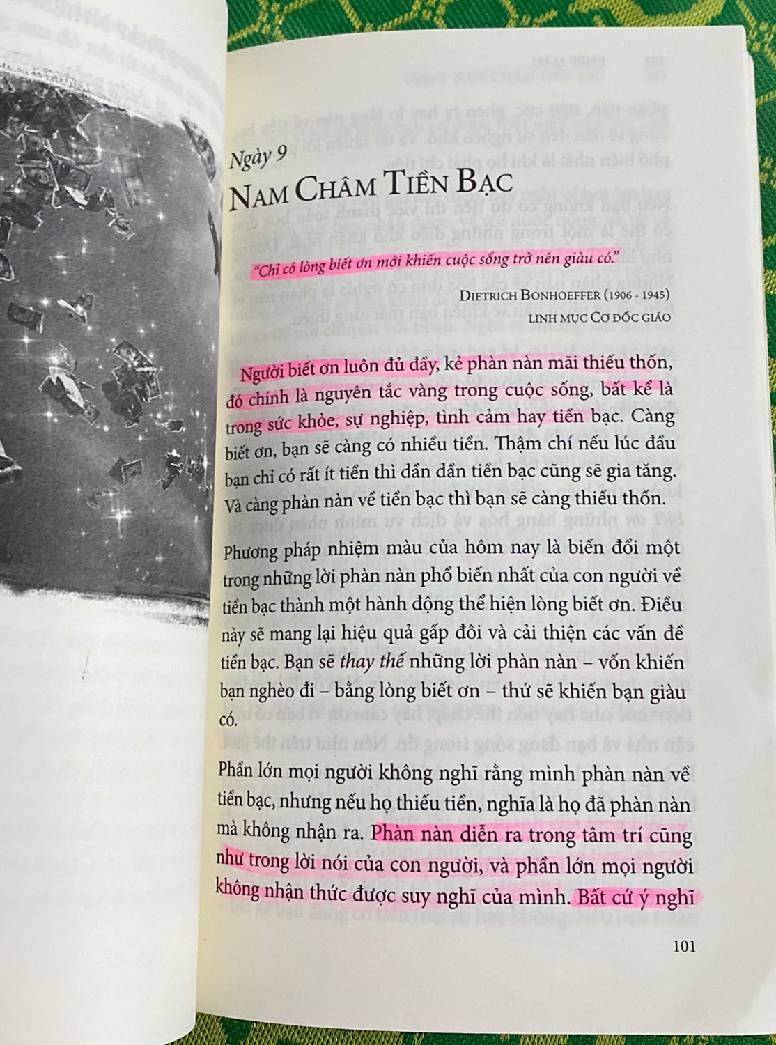 Cảm ơn tác giả  Rhoda Byrne và dịch giả Thầy Quang Ngọc đã mang đến phép màu!
Sách nói về phép màu và hướng dẫn bạn thực hiện bằng 28 ngày trải nghiệm và thực hành lòng biết ơn!
Sách phù hợp cho tất cả mọi lứa tuổi, rất ý nghĩa để dành tặng những người thân yêu và bạn bè.
Chúng ta sẽ sống trong thế giới ngập tràn sự yêu thương và lòng biết ơn, đó là một phép màu?
Cảm ơn Tiki và sẽ tiếp tục ủng hộ!
Cảm ơn, cảm ơn, cảm ơn! Cảm ơn tác giả  Rhoda Byrne và dịch giả Thầy Quang Ngọc đã mang đến phép màu!
Sách nói về phép màu và hướng dẫn bạn thực hiện bằng 28 ngày trải nghiệm và thực hành lòng biết ơn!
Sách phù hợp cho tất cả mọi lứa tuổi, rất ý nghĩa để dành tặng những người thân yêu và bạn bè.
Chúng ta sẽ sống trong thế giới ngập tràn sự yêu thương và lòng biết ơn, đó là một phép màu?
Cảm ơn Tiki và sẽ tiếp tục ủng hộ!
Cảm ơn, cảm ơn, cảm ơn!