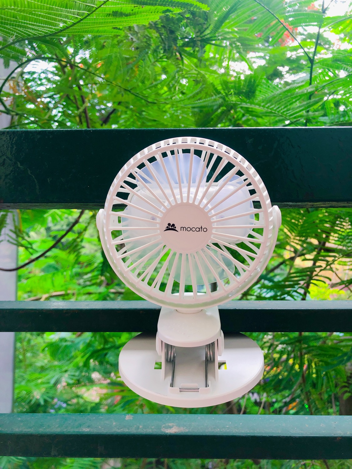 Quạt rất mát, nhỏ nhỏ gọn gàng mang đi làm tiện. Kẹp chắc chắn. Mình đặt màu trắng thấy rất đẹp. Mang ra ban công ngồi cũng tiện tại kẹp được.
Nói chung là ưng, đáng đồng tiền