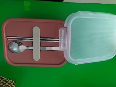 10 điểm cho việc đóng gói hàng của Tiki. Thật sự rất thân thiện với môi trường luôn ạ. Về sản phẩm thì mình thực sự rất ưng ý ^^. Hộp thủy tinh cầm hơi nặng tay nhưng rất chắc chắn, nắp hộp có 2 lớp nên có thể giữ ấm thực phẩm. Hộp cơm có 2 ngăn nhé mn. Thích hợp để mang đi học hay đi làm đều rất ok ( nên đựng cơm vs thức ăn thôi ạ). Cảm ơn Tiki.