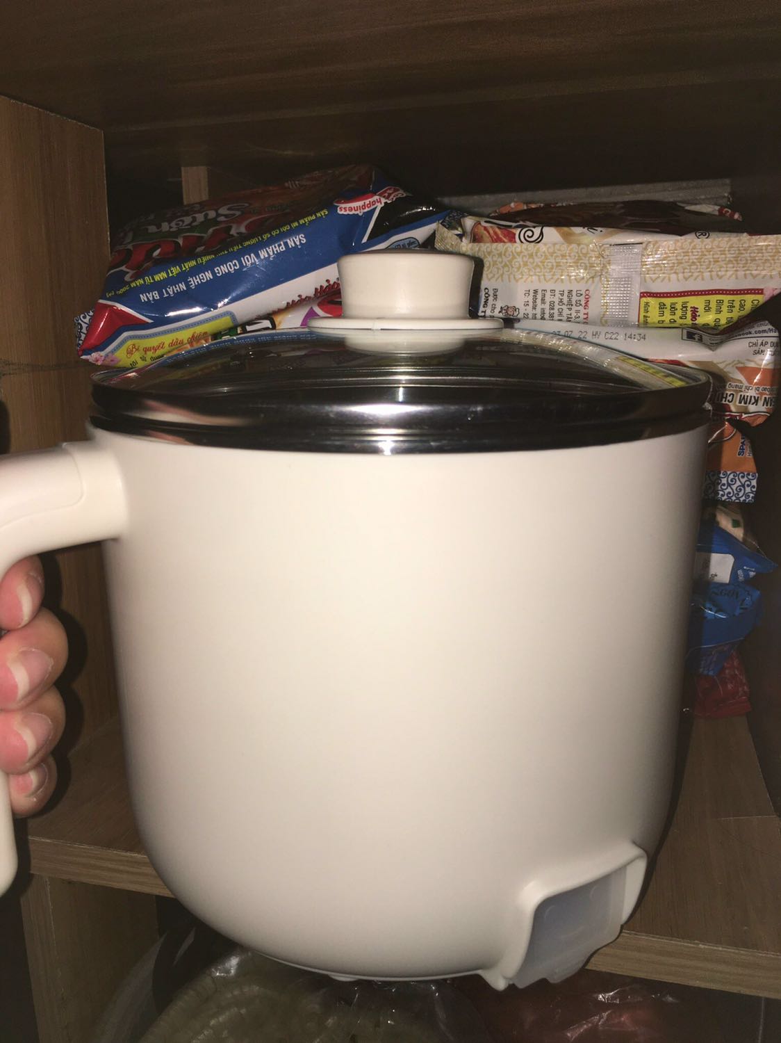 Cuối cùng chiếc ẻm nồi lẩu mini cũng đã zề hê hê xem ảnh thấy nhỏ nhỏ khi nhận hàng thì cũng ko nhỏ đâu ạ, thế nào lại khéo vừa in cái tủ để mì của mình ))) Nồi có 2 nấc nhiệt, đúng là tín đồ của hội nghiện lẩu như mềnh. Nhìn chung thiết kế đẹp, dễ sử dụng, đặc biệt cái là tay cầm ko bị nóng khi nấu nha, thành nồi khi đun sôi cũng chỉ hơi ấm ấm chứ ko nóng bỏng dãy như cái nồi cũ mình mua huhu. Một điểm mình rất thích ở sản phẩm này là cái nắp bịt an toàn cắm dây này, ôi mấy cái hãng lớn cũng chả thấy có  luôn, khi ko sử dụng nắp lại vừa an toàn vừa tránh bụi bẩn. Cảm ơn shop 👌👌👌