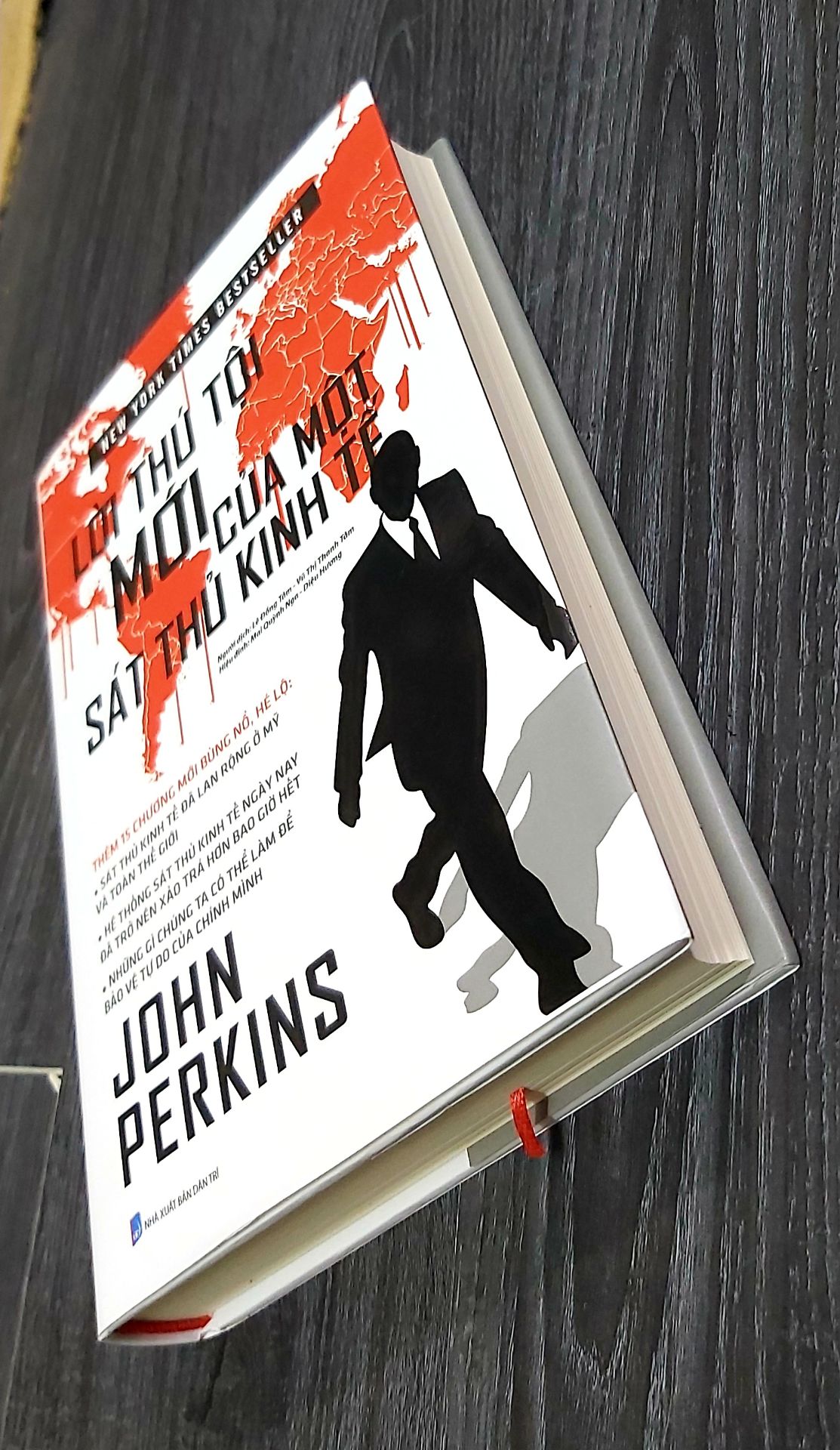 "Cuốn sách này tiếp nối tác phẩm kinh điển bán chạy hàng triệu bản của Thời báo New York, được bổ sung mười lăm chương mới với những thông tin đột phá, viết tiếp câu chuyện thời hiện tại của những sát thủ kinh tế, những tên *** săn và đáng sợ thay, ở ngay tại nước Mỹ. Đồng thời, cuốn sách cũng trao cho chúng ta hy vọng và công cụ để đáp trả. Một câu chuyện tự thuật đáng kinh ngạc, được đích thân một sát thủ kinh tế ( EHM ), tác giả John Perkins, chia sẻ thêm những tình tiết mới về cách mà ông cùng các đồng nghiệp đã *** các quốc gia trên khắp địa cầu hàng ngàn tỷ đô la. Tác giả cũng tiết lộ “căn bệnh ung thư chết ***c” sát thủ kinh tế mà ông tham gia tạo dựng nên, đã từng bước lan tỏa sâu rộng ở nước Mỹ và khắp mọi nơi. Việc này tạo thành một hệ thống domino về kinh tế, chính phủ và xã hội ngày nay, Sau cùng, ông cũng đưa ra quan điểm về những gì mỗi người có thể làm để thay đổi điều đó."