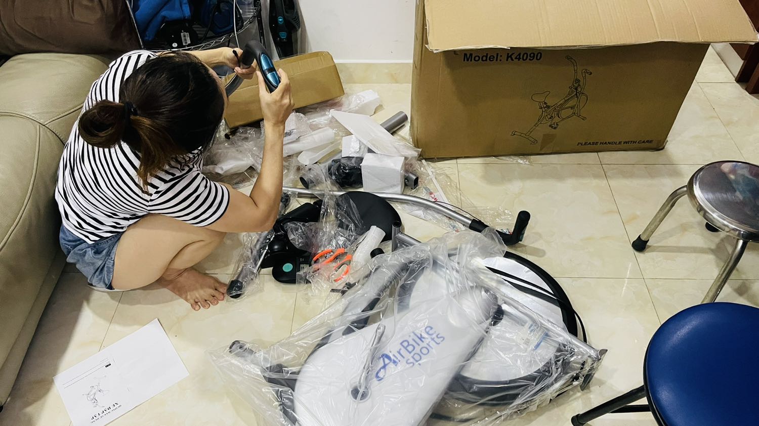 Máy khá chắc chắn, nhỏ gọn 
Lúc đầu tưởng cũng dễ lắp ráp nhưng phải mất gần tiếng đồng hồ, chắc do chưa quen.
Mở youtube lên xem dễ hiểu hơn trong cuốn sách hướng dẫn mặc dù có tiếng việt nhưng hình nhỏ quá ko hình dung được. Nhiều bù *** ốc vít nên phải người thích lắp ráp thì ok.
Phù hợp gia đình, giá cả phải chăng. 5 sao nhé