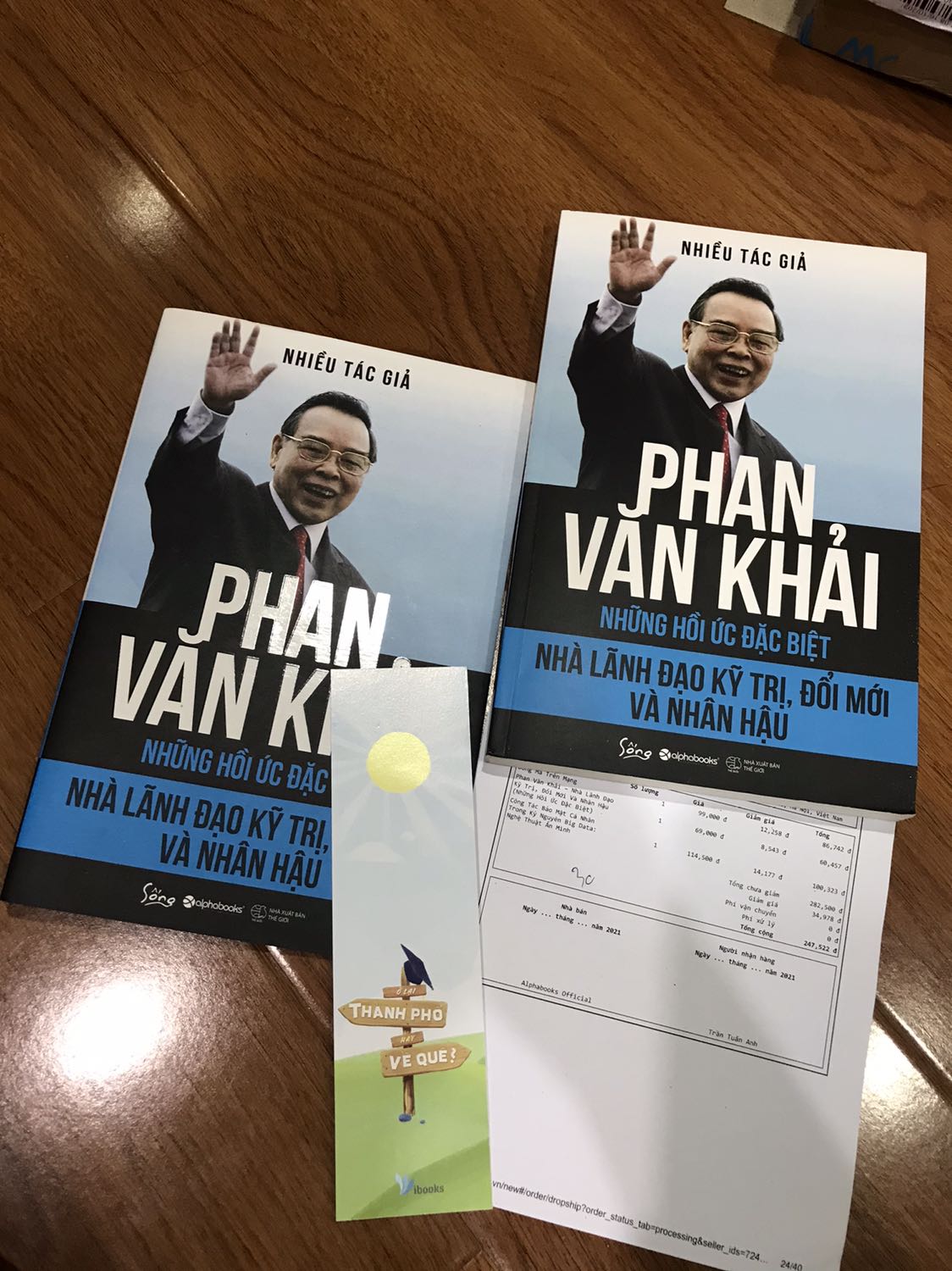 Mừng lắm. Săn được lúc sale còn 69k :) áp thêm coupon còn 60k quyển này. Quá ưng. Tuy không còn nguyên seal nhưng sách vẫn khá mới :)