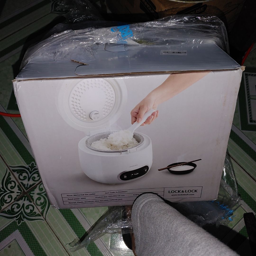 Nhỏ xinh.
Phù hợp ở trọ một mình hoặc 2ng.
Để khử mùi nhựa mọi người nên cho chút nước vô nồi rồi vắt nửa trái chanh sau đó đun sôi khoảng 5' rồi mở lắp 1-2'. Đổ nước đi và rửa sạch lõi nồi rồi mới cho gạo vô nấu.
Nồi nhỏ nên mình khuyên mọi người nên cắm 1bát đến 1bát rưỡi gạo tương đương với 2-3 cái cốc nhựa nhỏ đi kèm với nồi để nấu thì cơm sẽ ngon hơn. Chứ đừng bỏ vô nhiều gạo quá.
Lõi nồi chống dính rất tốt. Nên rửa chỉ cần xả nước là sạch ko cần xài vật dụng để cọ sẽ dẫn đến bong lớp chống dính.