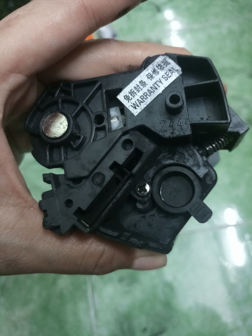 đừng mở nắp này nha mn, đó là nắp hộp mực, lỡ tay mở ra đổ đầy nhà. nhờ v mà lần sau hết mực mình sẽ mua bột mực về đổ vào. mình đánh giá thấp thiết kế này, nếu muốn bán hộp mực thì để ng ta mở đc hộp mực làm gì đừng mở nắp này nha mn, đó là nắp hộp mực, lỡ tay mở ra đổ đầy nhà. nhờ v mà lần sau hết mực mình sẽ mua bột mực về đổ vào. mình đánh giá thấp thiết kế này, nếu muốn bán hộp mực thì để ng ta mở đc hộp mực làm gì