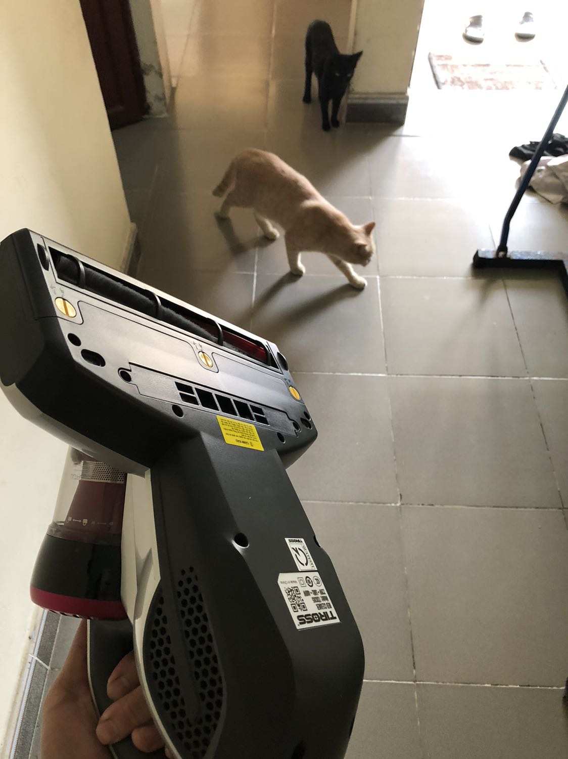 Ok đấy, hơi ồn chút, mà cái bộ phận lọc bụi, chổi quét, đèn uv hãng nên có chế độ bán lẻ để thay khi cần thiết, nhìn cũng dễ hỏng nếu ko cẩn thận