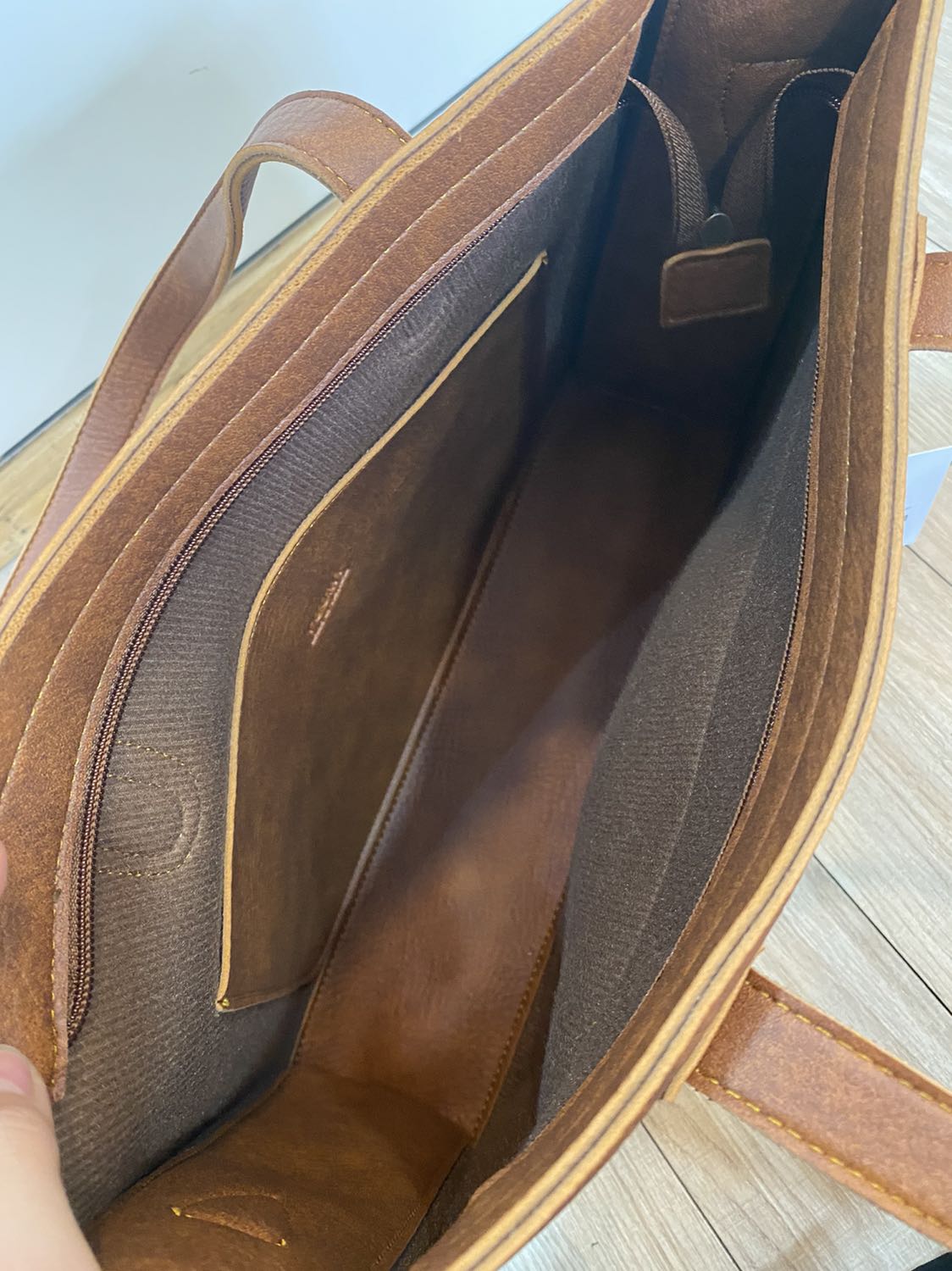 Túi đẹp mang đi dạy đựng được nhiều hồ sơ , giáo án, sài rất bền, quai đeo chắc chắn, rất đáng tiền mua , tặng shop 5 sao nè hehe