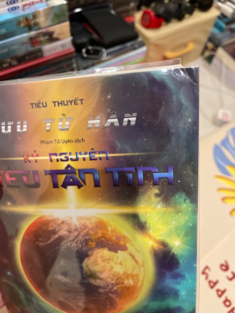 Sách giao bị cong vênh góc bìa, quyển sách mắc tiền mà ko kiểm hàng kỹ đã đóng gói