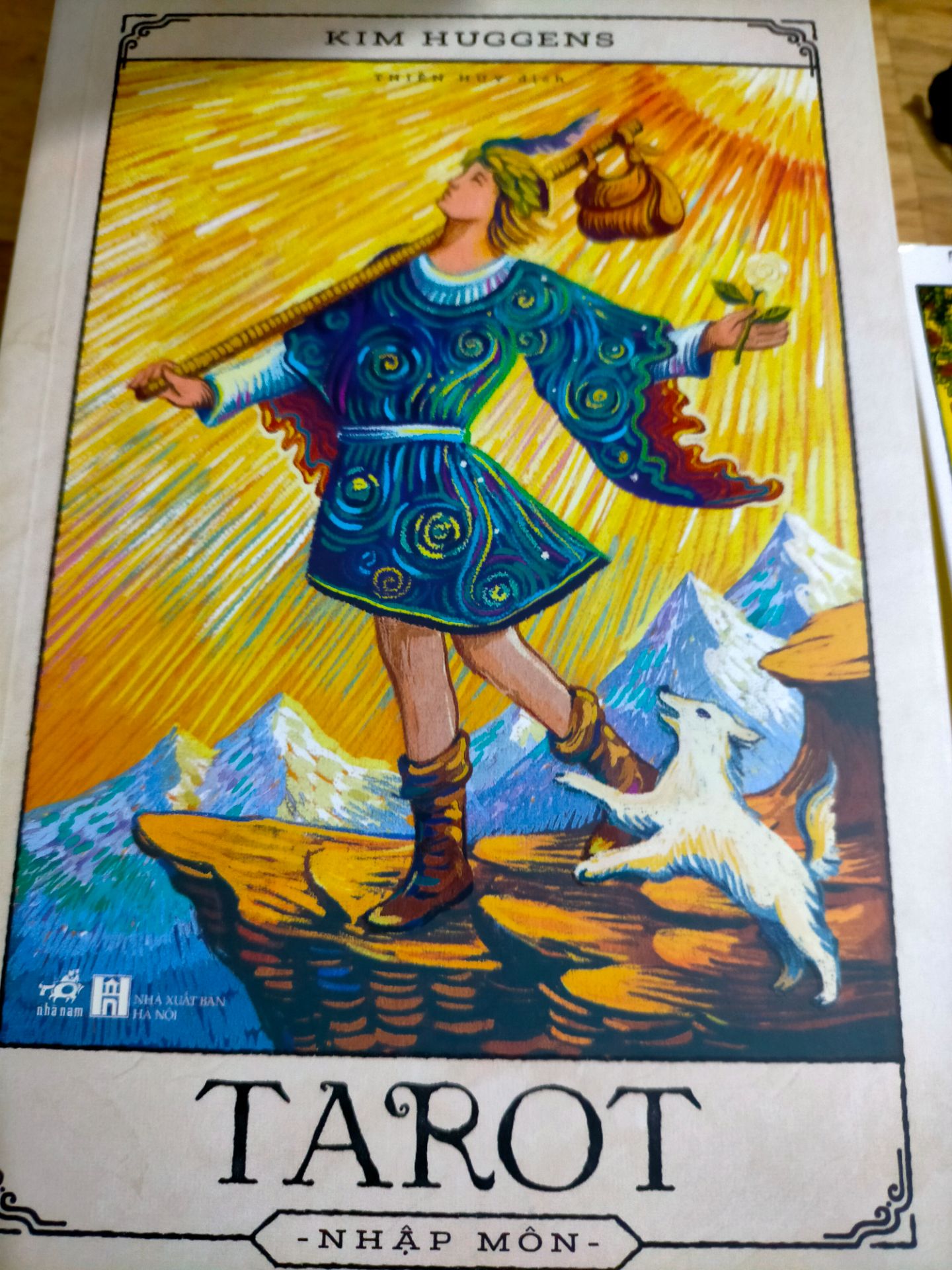 sách khá là phù hợp cho người mới bắt đầu tìm hiểu về tarot. mình có mua thêm bộ bài để thực hành luôn.