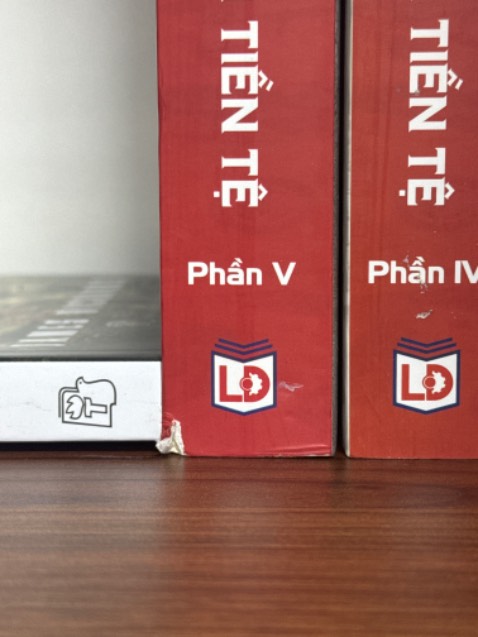 Một cuốn bị rách nhẹ ở bìa