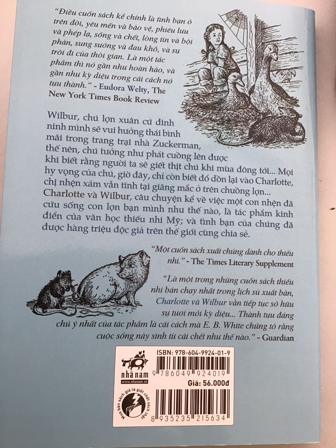 Cuốn sách khổ nhỏ, có bìa bọc ngoài. Có hình minh hoạ đen trắng. Sách thích hợp cho bé trên 6 tuổi, có thói quen đọc sách. Mình mua đọc cho hai bạn 3 tuổi và 7 tuổi.