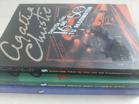 Không như thám tử Poirot với khả năng thấu hiểu tâm lý con người, bà Marple lại là một mẫu thám tử nghiệp dư dựa vào năng lực phán đoán và trực giác của một người dày dặn kinh nghiệm.