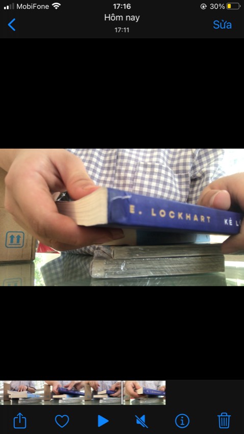 Biết sản phẩm lỗi gáy sách vẫn bán :))) nhưng mà tiki thì này chuyện thường tình chả lạ lắm, nch là trải nghiệm tệ về sản phẩm. Quyển trông chờ nhất thì lại tệ nhất. Sản phẩm  1 sao là còn nhiều đúng là nửa sao thôi. Còn về đóng gói và giao hàng thì oke tốt