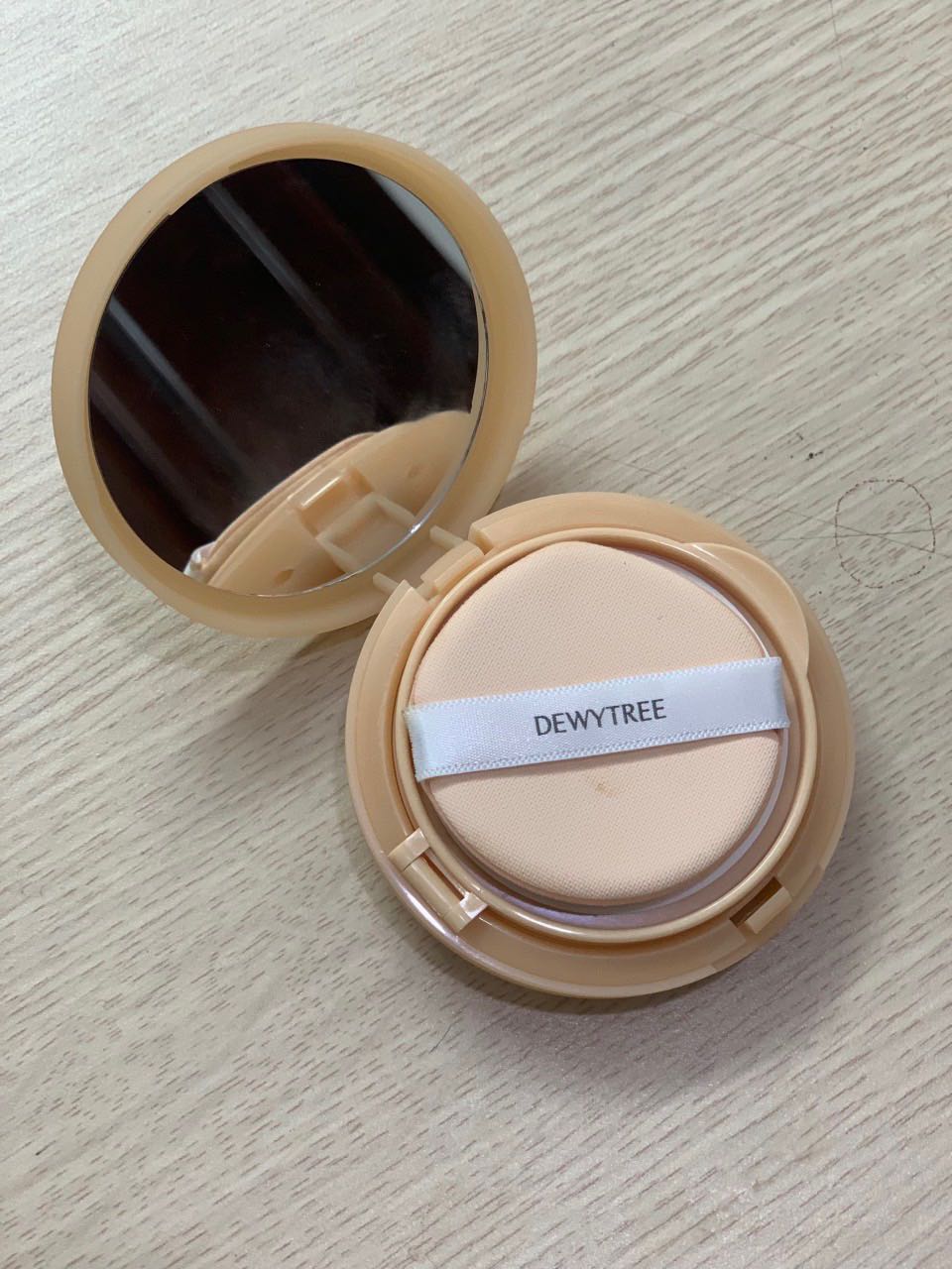 Chất cushion tệp vào da khá mướt luôn, tone màu cũng chuẩn, đáng mua nè