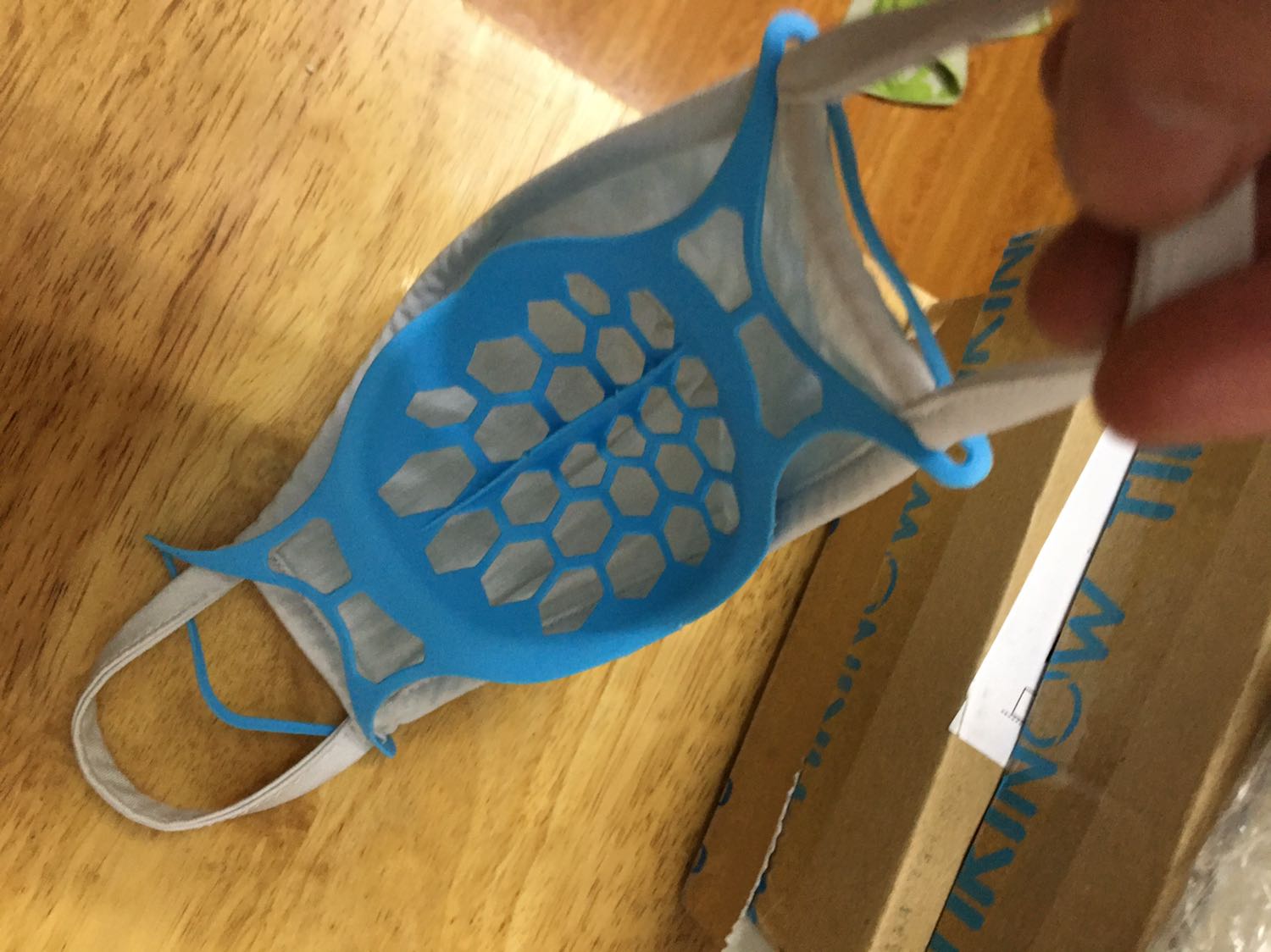 thật sự thì các dạng hàng này bình thường thui, săn flash sale và free ship mua về để dùng tạm cũng được, đỡ và hạn chế lem bẩn khẩu trang được phần nào, tuy nhiên vẫn phải rửa vệ sinh sạch thì dùng mới an tâm đc. Ncl tạm tạm vậy thui