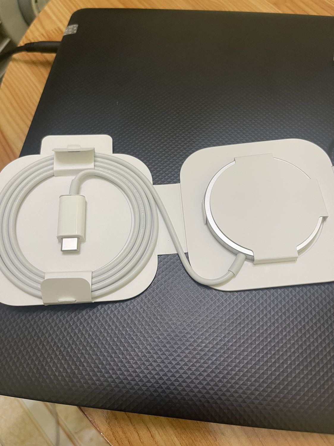 Giao nhanh, đúng sản phẩm. Nhận sạc rất êm dù xài ốp lưng dày. Mình hài lòng với sản phẩm và đợt khuyễn mãi giảm giá lần này.