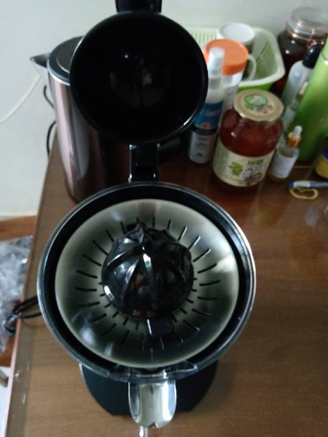 Đóng gói kỹ lưỡng, giao hàng nhanh. Nhấn tay ấn xuống là nón ép quay để vắt, thả tay ấn ra thì nón ép ngừng quay, không mất nhiều sức, tiện lợi, khay đựng nước cam tháo ra được, dễ vệ sinh.