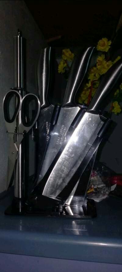 Mình vừa nhận đc hàng. Dao dày. Thử cắt thì thâdy sắc bén lắm.  So vs giá như này thì bộ dao này quá oke luôn. Nên mua nha mn. shop tư vấn nhiệt tình