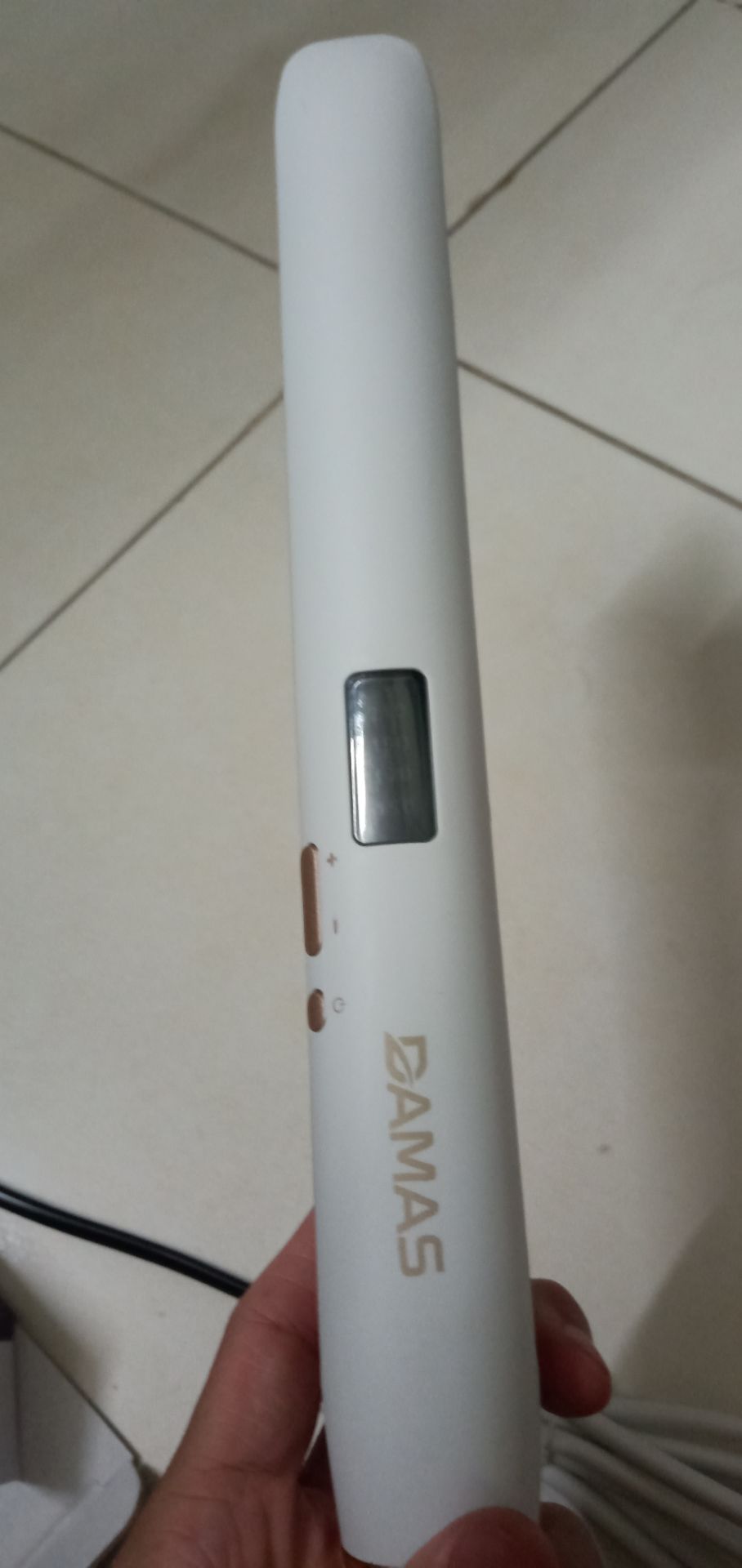 Máy cầm rất là đầm và chắc, không giống mấy hàng rẻ tiền mua trên sàn S, lên nhiệt rất nhanh, có màn hình hiển thị LCD. Uốn duỗi ép tóc đều ok, sản phẩm dùng rất ok luôn shop ạ 🤗