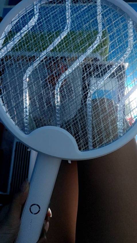 Sử dụng để bắt muỗi. Vợt gấp gọn và sử dụng được như đèn bắt muỗi thường