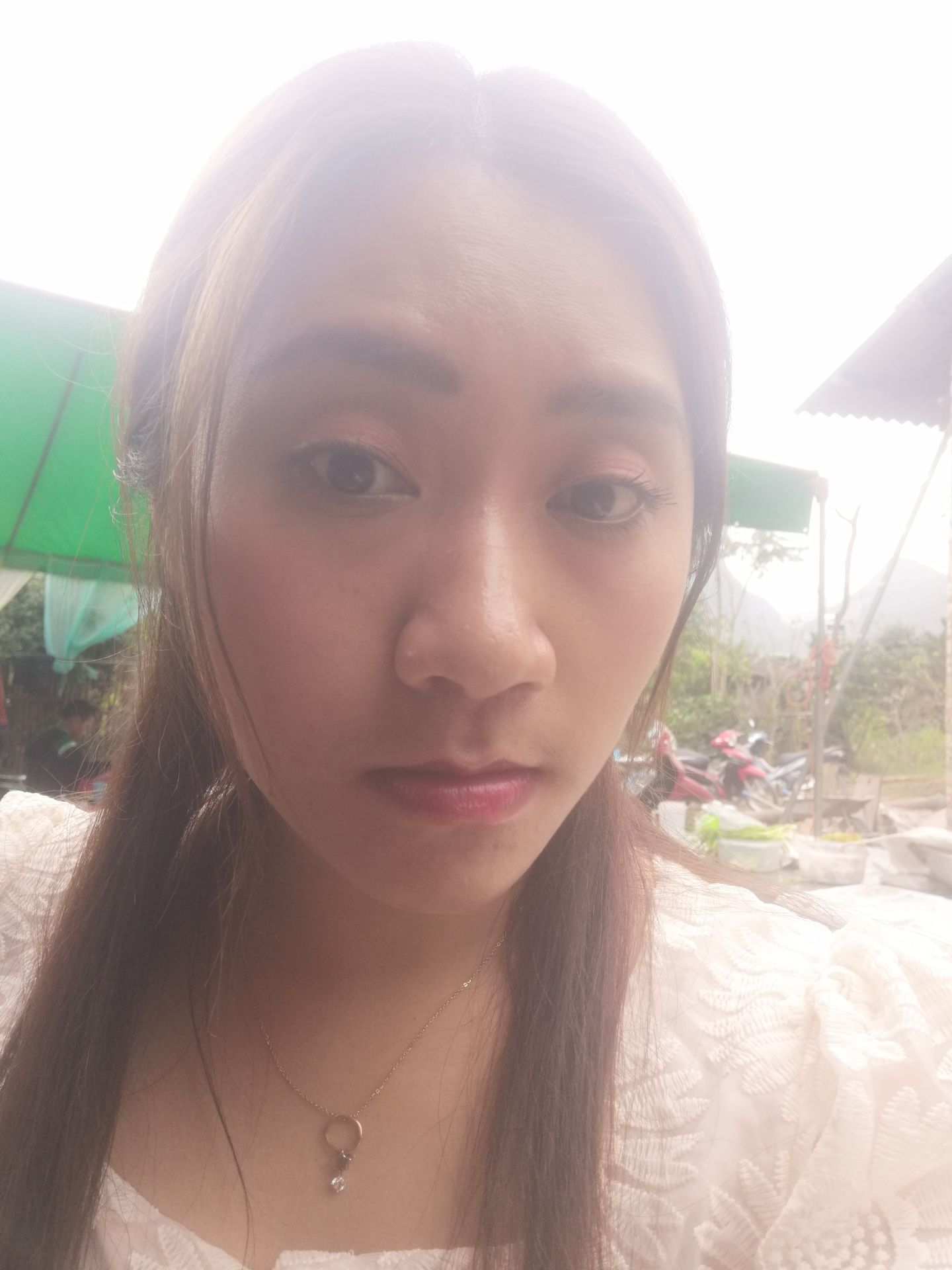 trc mi mình ngắn ngủn ý, dùng hết 2 combo khoảng 4-5 tháng thì thấy mi bắt đầu có tiến triển dài hơn, dày hơn, đi ăn cưới chuốt lên mn tưởng mi giả ?nói chung là ưng dòng sp này, chất lượng 5*