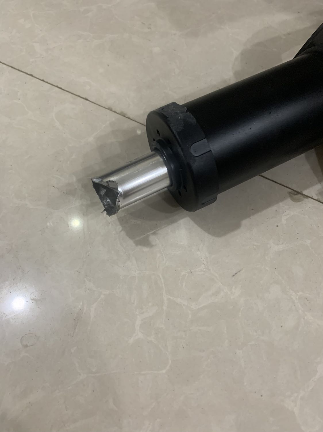 Bơm yếu, bơm 3 lần đã toè ống bơm do không chịu được lực đẩy ngược lại từ lốp. Hãng không bảo hành, nhân viên chăm sóc không thiện chí. Bơm yếu, bơm 3 lần đã toè ống bơm do không chịu được lực đẩy ngược lại từ lốp. Hãng không bảo hành, nhân viên chăm sóc không thiện chí.