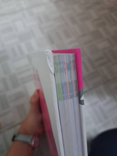 Sách bị móp góc, thậm chí là rách. Bề mặt sách dơ, dính vệt bẩn nâu. 
Cực kì thất vọng với dịch vụ gói hàng của tiki lần này, không chống xóc không hộp giấy, chỉ gói bằng túi thôi.