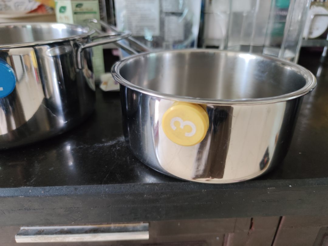 quảng cáo thì là inox 304 đúc liền khối nên tin tưởng mua, dùng 1 thời gian k kiểm tra. mãi sau lấy thử nam châm dính thì dính chặt lắm, chứng tỏ không phải inox 304. Đáy cần pha inox 403 để dẫn từ không nói làm gì, có thể hiểu. chứ thành nồi, tai nồi đều hút chặt nam châm. chứng tỏ treo đầu dê bán thịt ***, không đúng là inox 304 như quảng cáo. bỏ 1.6tr ra mua bộ nồi mà ôm về cục tức vì như bị *** đảo