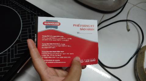 Mới nấu thử tý nước thì thấy bếp khá ổn ổn, nhưng mà mặt vật liệu gõ vào thử thì thấy không giống kính như miêu tả mà thấy giống nhựa hay mica hơn.
Phiếu bảo hành thì không thấy điện thông tin gì của công ty hay nhân viên xuất phiếu thì liệu không biết có giá trị bảo hành không nữa...?