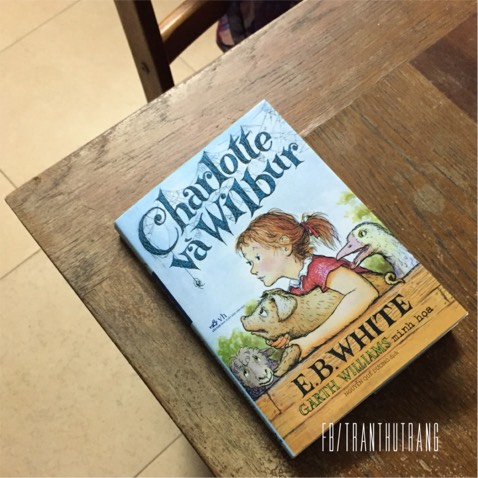 Một câu chuyện kỳ lạ được kể bằng giọng văn bình dị. Khung cảnh nông thôn nước Mỹ với trang trại, các món ăn, xe bán tải và hội chợ gợi ra nỗi tò mò háo hức về một miền đất xa xôi. Tình bạn giữa hai con vật chẳng có gì giống nhau là bài học đẹp về sự hy sinh, lời hứa. Sách in đẹp, dịch tốt, phù hợp với trẻ em và cả những người lớn ít quen với việc đọc. (Vẫn còn một đôi lỗi mo-rát nhưng không đáng kể)