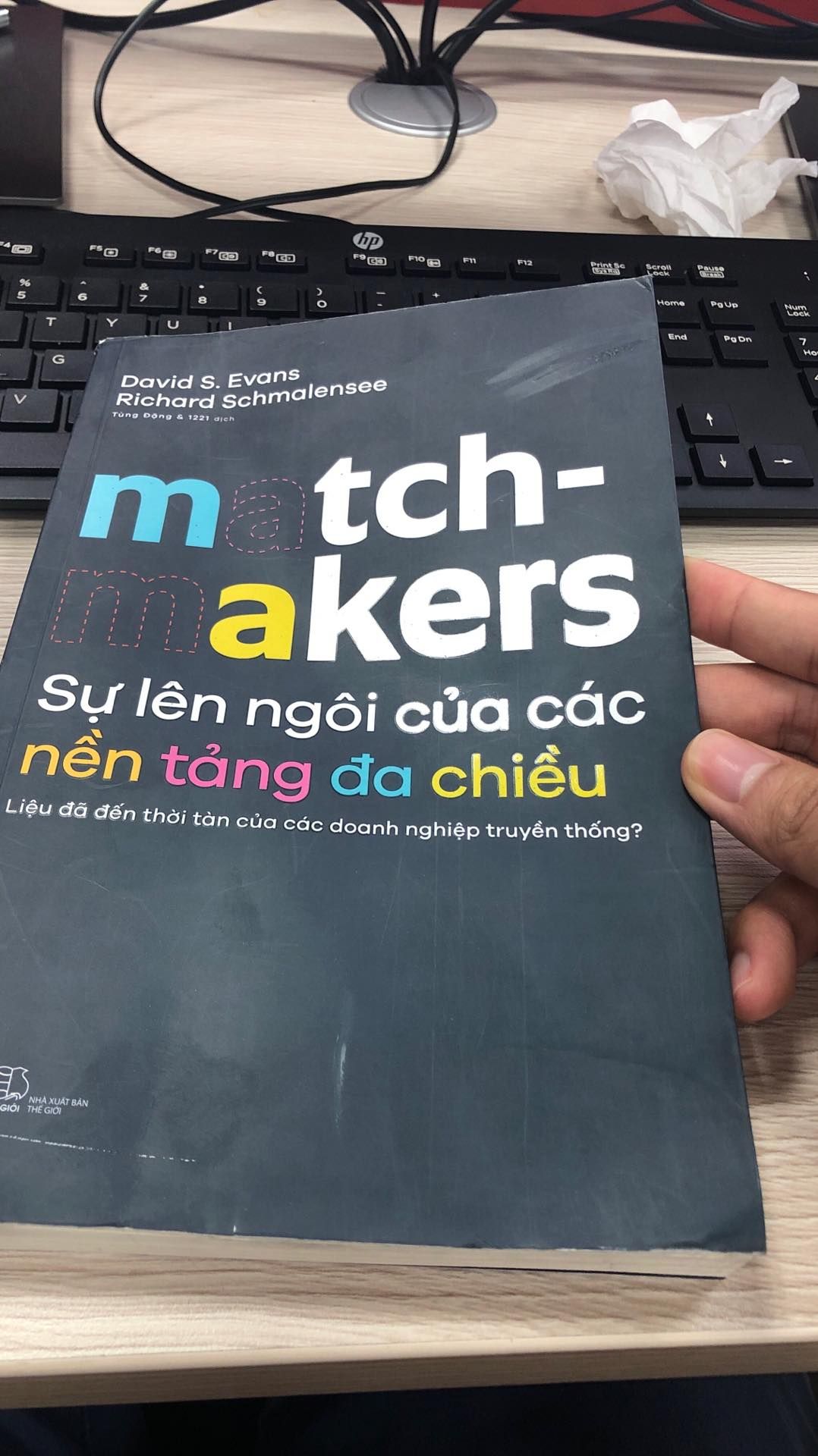 Như tiêu đề. Không hiểu Tiki Trading kiểm soát hàng thế nào mà lọt được quyển sách từ hiệu đồ cũ để giao cho khách thế này