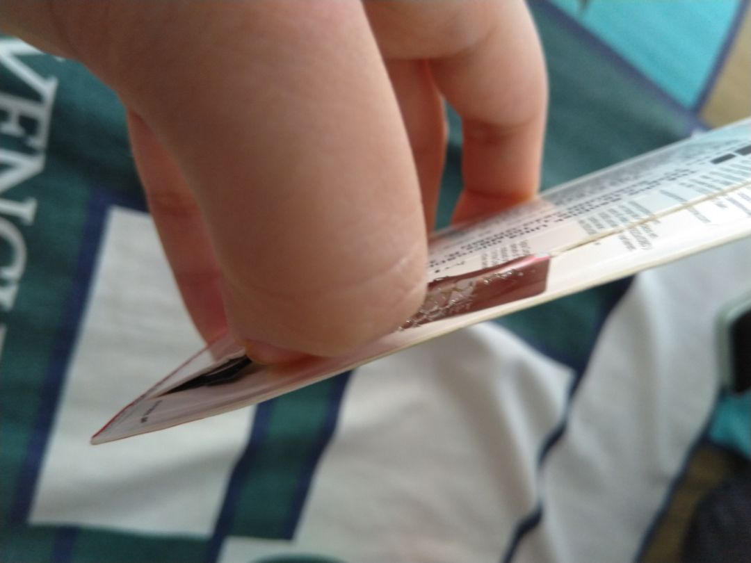 Cover của thẻ có một vết cắt, được dán tem đè lên. 
mặc dù dán tem nhưng hoàn toàn có thể lấy thẻ nhớ ra mà không cần bóc.
Không hiểu hàng của official store sao lại vậy