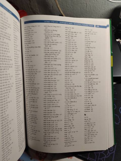 *Chất liệu: giấy bóng trơn,mùi giấy thơm nhẹ.
*Kích thước: nhỏ gọn mang theo khi di chuyển rất tiện. 
*Chữ in: hơi nhỏ nhưng vẫn rõ nét. Riêng phần chữ trung nét hơi mảnh nếu đậm hơn nữa sẽ tốt hơn.
***Nội dung sách : TUYỆT VỜI.
1. Từ vựng phổ biến thường sử dụng được phân theo chủ đề.
2. Danh sách động từ thường xuyên sử dụng.
3. List mục lục phía sau cả 3ngôn ngữ đều phân theo bảng chữ cái rất dễ tra từ.
=> Ngày nay tra từ điển bằng internet ko còn xa lạ (mjh chỉ áp dụng nếu muốn nghe phát âm).Nhưng ghi nhớ từ vừng riêng cá nhân mjh vẫn thích cầm sách trên tay nhìn vẫn hiệu quả hơn.