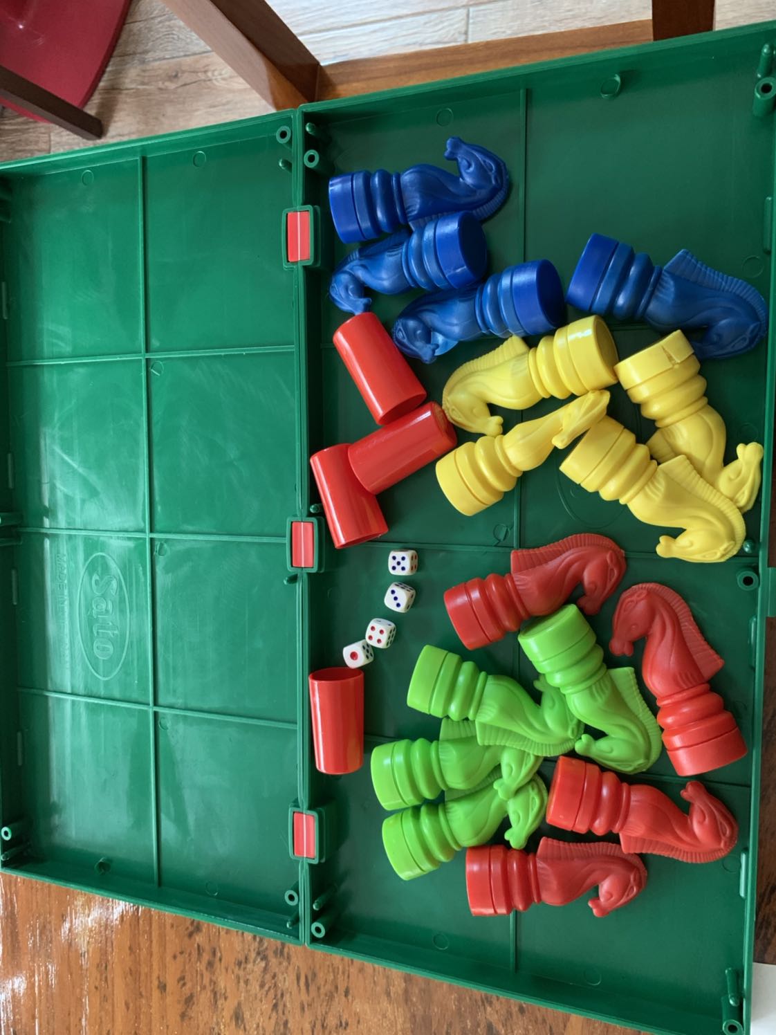 Fahasa dong goi sp de van chuyen rat can than.
Chat luong sp tuong doi .
Ban co va con ngua chac chan nhung chuong ngua qua nho so voi con ngua .
*** con ngua khong duoc dong goi nen dan den bi  vỡ va trầy xước trong qua trinh van chuyen.