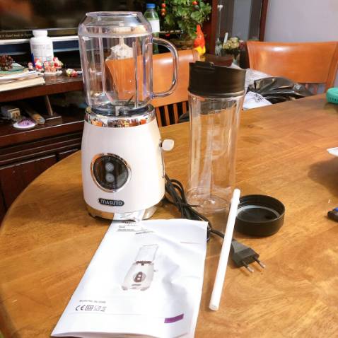 Máy xay đẹp, hàng mới keng nguyên đai nguyên kiện á. Xay tốt nhen, hơi ồn nhưng ko đáng kể nè, có kèm nắp + ống hút và 1 bình rất tiện lợi luôn. Nên mua nha mng, shop giao hàng nhanh lắm!