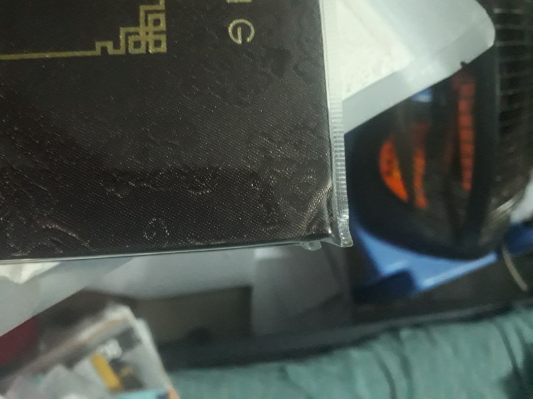 Bìa cứng mà còn bị gãy được -_-
Cuốn 7 này từ đời Tư Mã Diệu đến Tư Mã Đức Văn thời Đông Tấn và Ngũ Hồ Thập Lục. Sách dán keo ẩu nên bị dính rất nhiều ra trang giấy. Mình phải lấy dao rọc ra