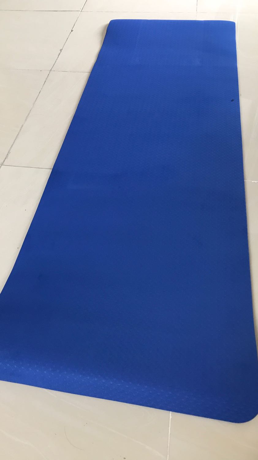 Không có mùi quá nồng lúc mới nhận, đáy thảm có 1 lỗ nhỏ có thể bỏ qua được. Thảm dài, độ bám dính không cao lắm, mua để tập thể thao thì được, bạn nào tập yoga hay những bài cần độ bám dính tốt thì không nên