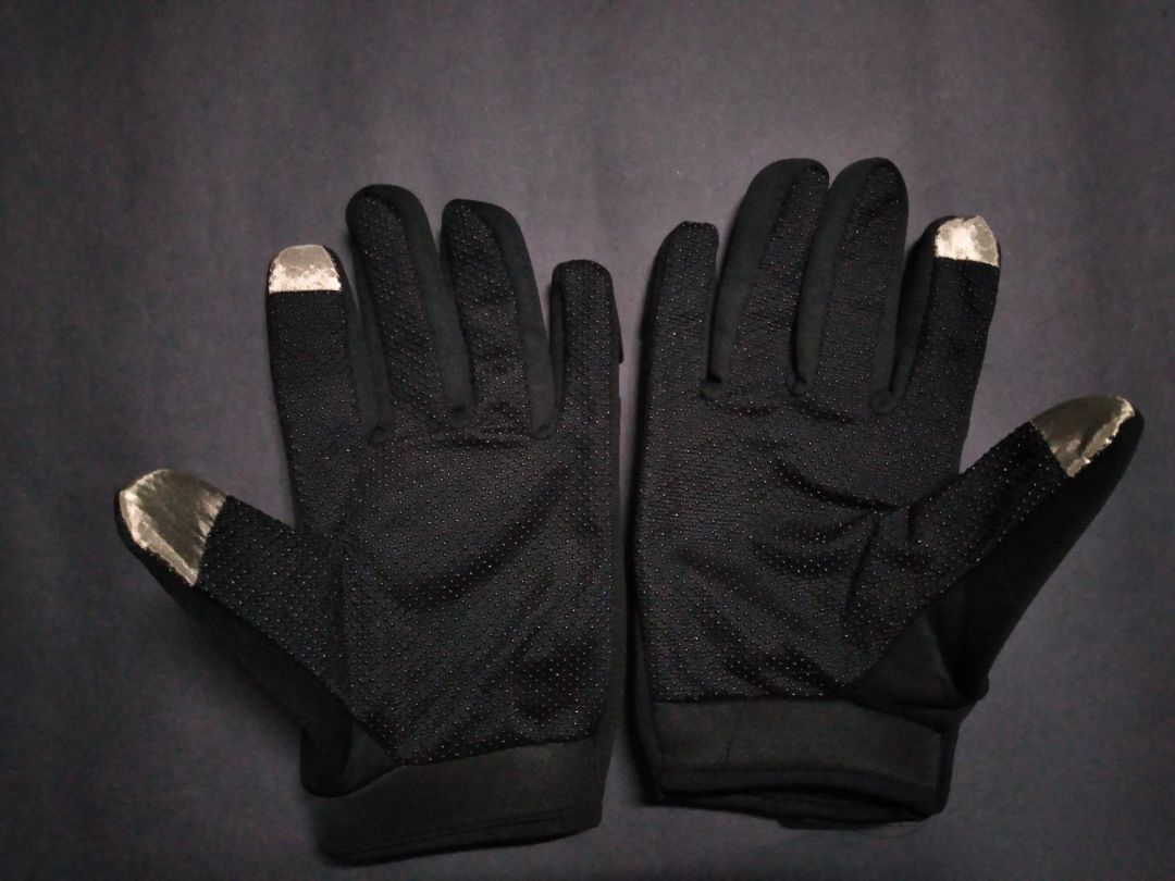 chất lượng hợp lí với giá tiền, phần lòng bàn tay có lớp cao su giúp bám tốt hơn