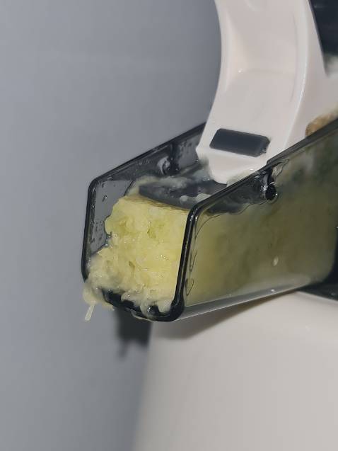 Mẫu mã đẹp thôi chứ ép k chậm miếng nào luôn á, ép k kiệt nước, bã ra vẫn còn sệt sệt