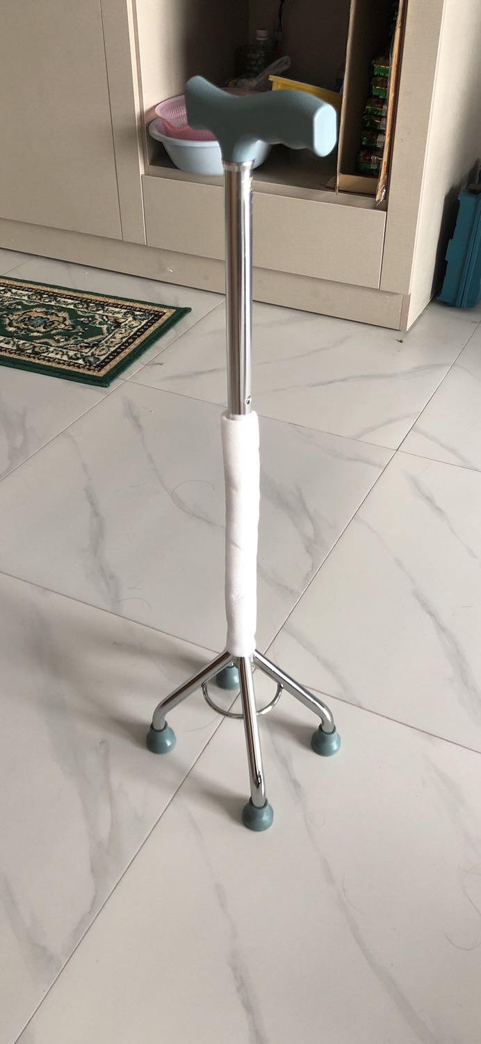 Mình mua cho bà nội sử dụng. Cá nhân mình thấy gậy dễ chống. Có nút điều chỉnh chiều cao. Chờ bà sử dụng mình review thêm nha