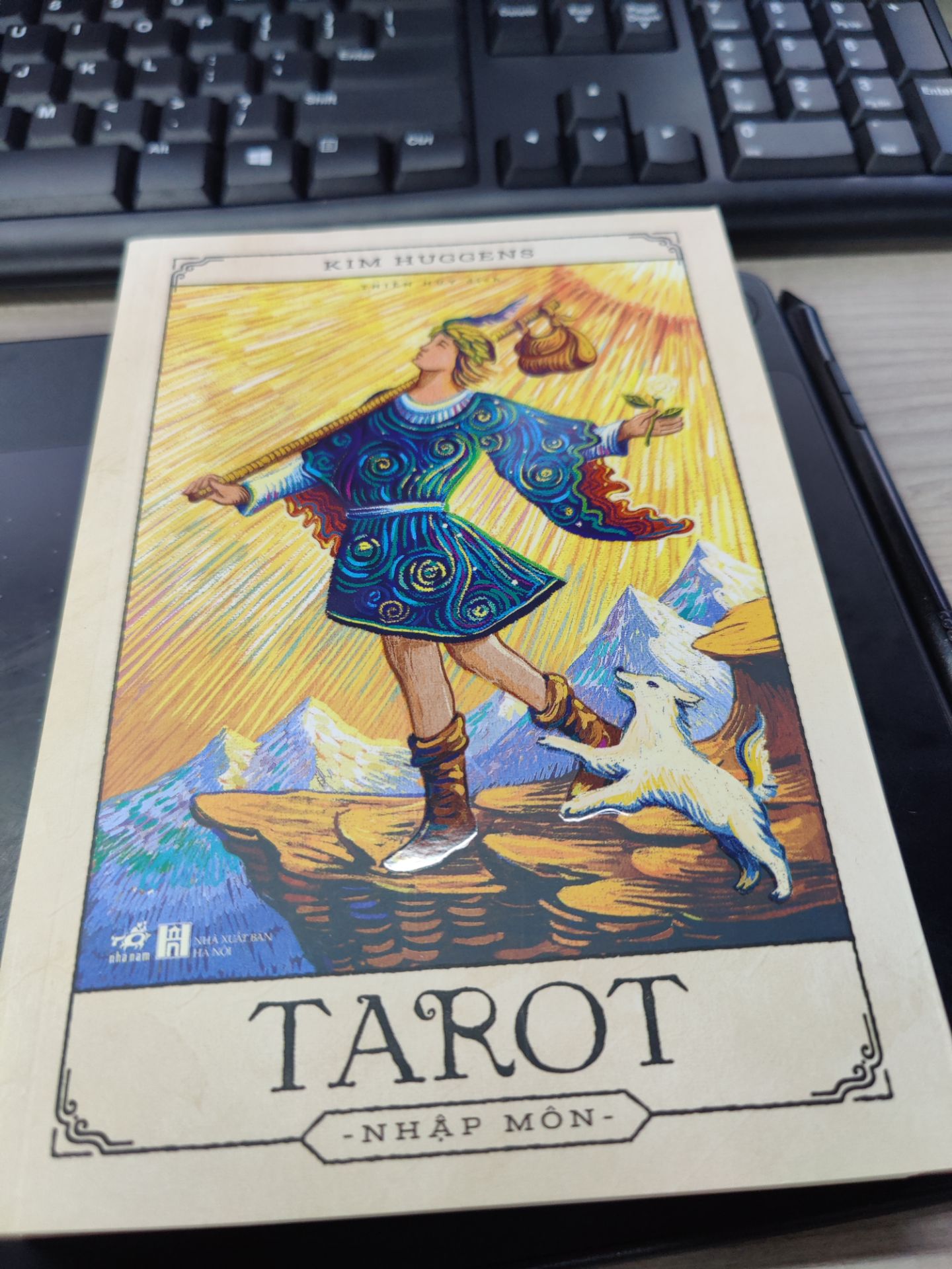 Sách đầy đủ kiến thức cơ bản và còn có những bài tập cụ thể để ghi nhớ, một cuốn sách nên có cho những tarot reader mới cũng như lâu năm để củng cố kiến thức.