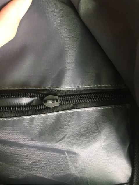 Mình kiểm tra sơ thì phát hiện dây kéo trong bay mấy cái đầu cầm kéo, balo mới mà như vầy