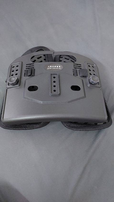 Sản phẩm đóng gói sơ xài chỉ bỏ vào thùng mà không bao bọc bên trong hay ngoài gì hết, khi lưu kho hay vận chuyển sẽ bị thời tiết làm ảnh hưởng, thêm cả bụi bám và hư hỏng do không có gì chống sốc.

Lúc nhận hàng, sản phẩm đã bị gãy khung đằng sau nhưng vì ngại đổi trả mất thời gian nên mình đành dùng luôn. Mình không đánh giá cao hãng EMA, nhập hàng nước ngoài mà cách bán hàng hời hợt.

Về sản phẩm thì mình cho 7/10, vẫn cần chiêm thêm gối đệm phía sau Tựa lưng này mới đạt hiệu quả của nó.