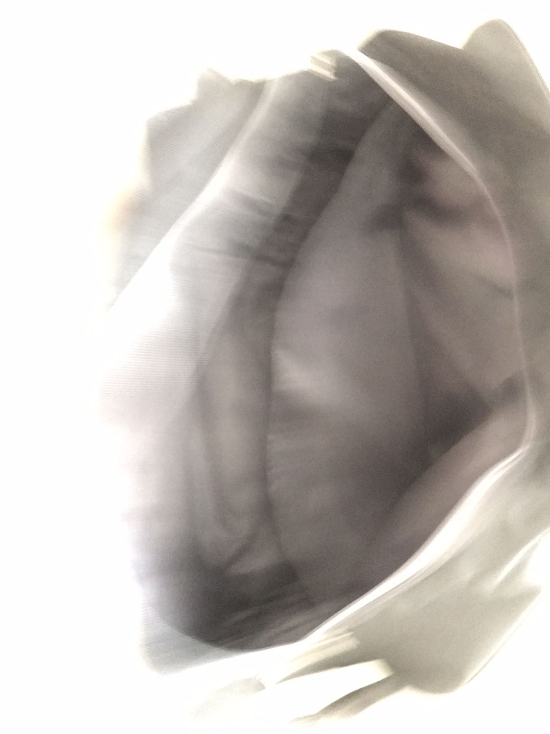 Giao siêu nhanh đóng gói cẩn thận. Mình mua để nhỡ có đem xách tay lên máy bay vẫn được. Túi dày dặn chắc chắn. Vải lót trong chưa xịn lắm. Lớp đáy phía trong nếu phủ dày hơn để khỏi cấn phần thanh kéo thì hay hơn. Đôi điều góp ý cho sản phẩm còn shop thì ko có gì để chê.