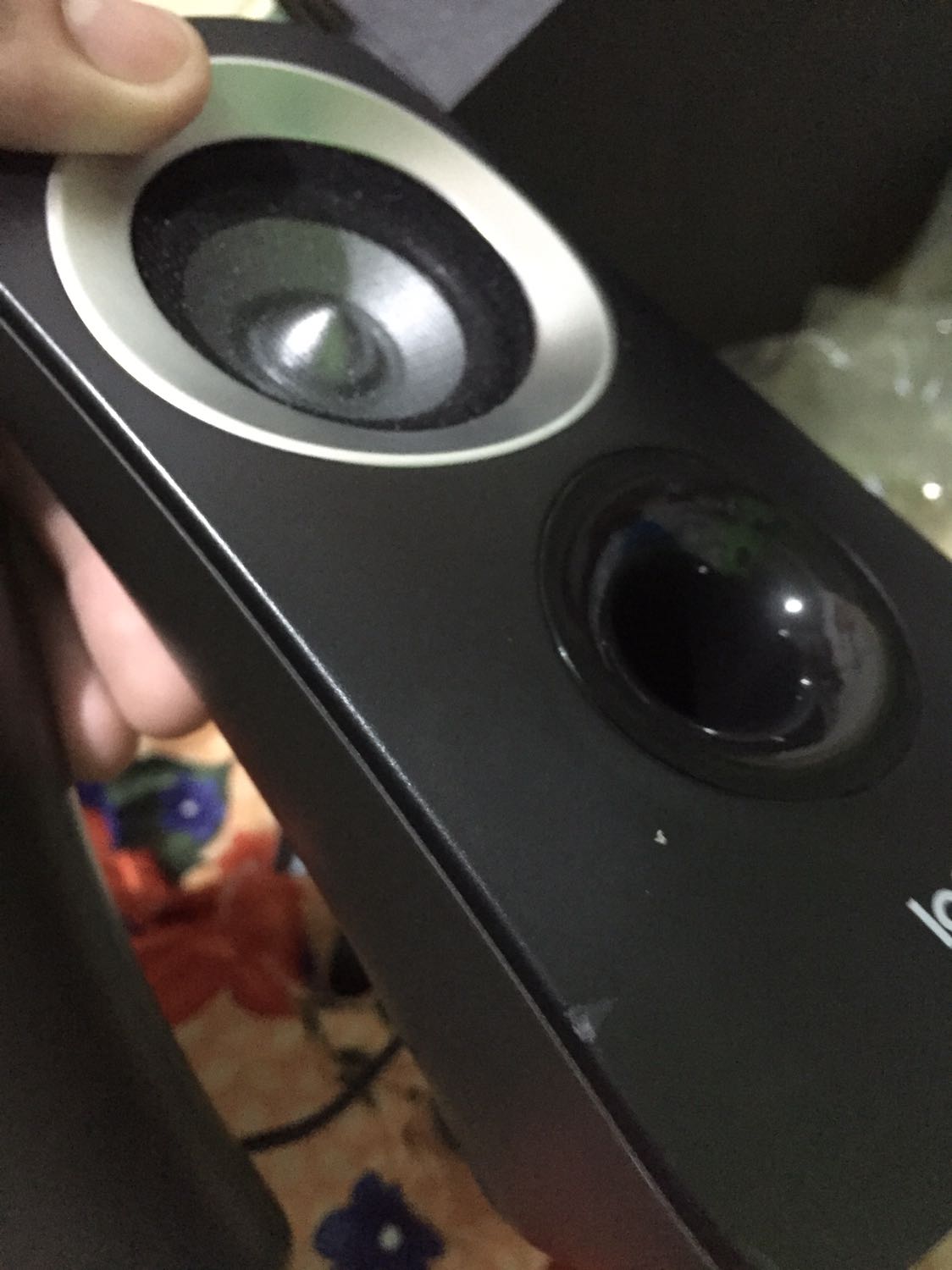 Mình ở tận Cà Mau mà đặt hôm trước hôm sau nhận được hàng rồi ^^, loa nghe rất hay, bass rất mạnh, âm thanh khá lớn, nghe rất hay ( nên mở dưới 80% thì hay ^^ ), không bị móp méo gì lớn, loa ve tinh có một loa bị trầy không quá lớn^^ chắc do làm rơi