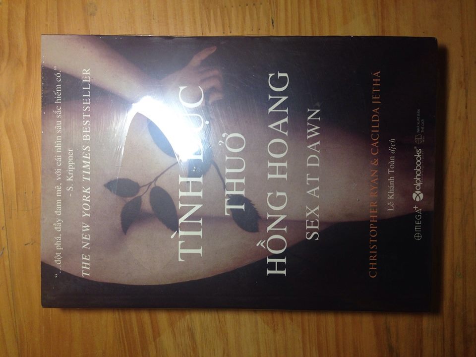 Giao hàng: nhanh, ngay sau hôm đặt đã có hàng rồi, mặc dù mình đặt giao hàng tiết kiệm

Đóng gói: bọc rách nhiều chỗ to bổ chảng, may mà không bẩn vào bên trong. bóc cái bọc ra thì sách bị xước rất nhiều, cái này các bạn zoom ảnh lên là nhìn ra ngay. rất buồn

Nội dung: 
- chủ đề thì hay, luận điểm mới lạ
- tuy nhiên viết rất vòng vo tam quốc, dùng hơi nhiều hình ảnh ẩn dụ, lan man làm cho câu không thoát ý, có khi còn tối nghĩa nữa. có thể là do người dịch
- nhiều đoạn dẫn dắt dài thòong lòong, đọc xong nghĩ mãi mà không thấy liên quan. 
- do mình ở châu Á, 2 vợ chồng tác giả lại lớn lên và sinh sống trong văn hóa và giáo dục châu Mỹ, châu Âu. thế nên khi tác giả lấy dẫn chứng hoặc ví von sẽ lấy các nhân vật, sự kiện, sự vật... ở đây. mình đọc thấy bị sao nhãng do nhiều chi tiết không hiểu sâu được, cũng không cảm thấy bị ấn tượng
- có vài đoạn đi thẳng vào vấn đề, đọc khá sướng nhưng chỉ được một khúc thì ôi thôi lại 7749 phép tu từ làm cho câu cú bỗng dưng khó hiểu. càng đọc càng thấy sách nó không dành cho những đứa đầu óc thường dân như mình thì phải

mình mới chỉ đọc một lần, chắc vì hiểu biết cũng hẹp nên không thấy phù hợp. có lẽ sẽ phải đọc lại nhiều lần, nhưng tiki chỉ cho nhận xét 1 lần thôi, cũng không cho sửa bình luận nên cứ tạm là thế này. chúc mọi người mua sách như ý nha