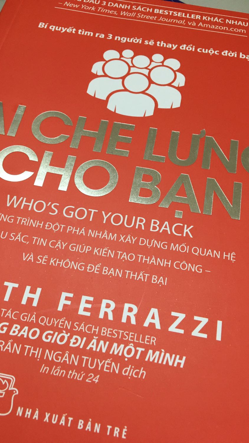 Nối tiếp cuốn sách Đừng bao giờ đi ăn một mình, Keitj Ferrazzi cùng với giọng điệu hóm hỉnh, đã chia sẻ một cách chân thật về bản chất của các mối quan hệ, không chỉ dừng lại ở đó nó còn thể hiện quan điểm sống kết nối với nhau, bản chất thật sự của cuộc sống này và nhìn nhận một cách đúng đắn và hết sức thực tế về nhiều khía cạnh khác trong cuộc sống.