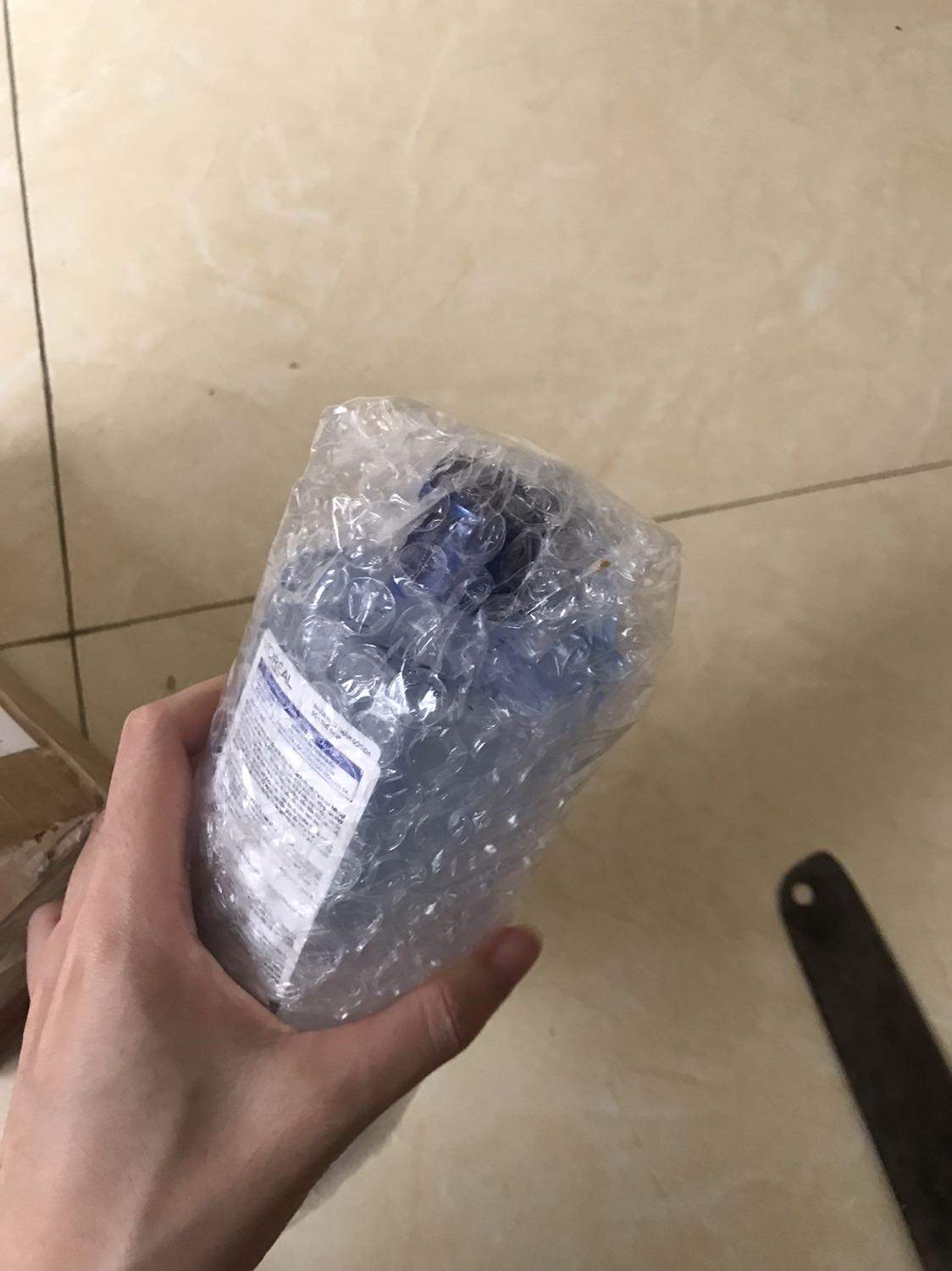 Mua 2 chai mà khi nhận được hàng thì 1 chai đổ gần hết. Thực sự lúc đó mình giận lắm luôn . Nhưng may tiki làm việc nhanh lẹ lập hoá đơn đổi cho mình chai khác ngay trong ngày .Mua hàng trên tiki thì yên tâm rồi mặc dù cũng mất 1 tuần mới nhận được hàng. chai mình nhận được sau khi đổi, shop cũng đã đóng gói kĩ hơn lần trước.