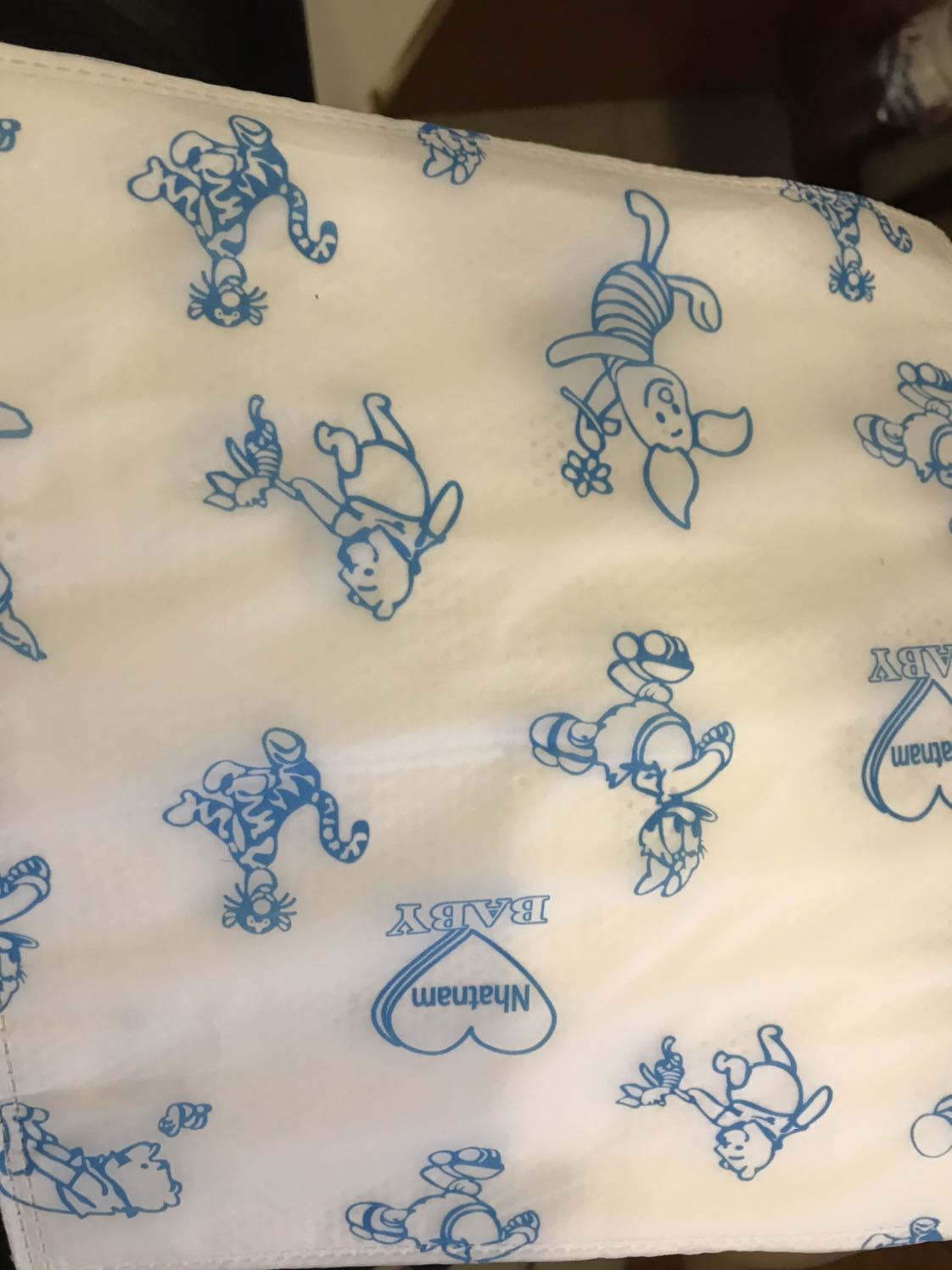 Về chất liệu tôi thấy ổn, so với giá có thể nói là hài lòng. Set hàng 3 gói, nhãn hiệu Nhật Nam đúng như hình sản phẩm.


Tiki để chung các nhà cung cấp như vầy rất thiệt thòi cho các nhà cung cấp làm ăn đàng hoàng. Khách mua hầu như chỉ biết mua qua Tiki và theo uy tín Tiki, dù chọn lựa nhà cung cấp cũng theo tính hấp dẫn của giá chứ chẳng biết ai uy tín hơn ai... Tôi mua của Siêu thị của Bé. Xét về số lượng gói trong combo và nhãn hiệu là đúng (so với người mua không đúng hàng thì may mắn hơn), nhưng số lượng miếng trong mỗi gói thì 3 gói có 2 gói thiếu. Mô tả một gói 30 miếng, nhưng chỉ có 29 miếng. Lúc đầu tôi nghĩ là lâu lâu sơ suất trong đóng gói, nhưng vì tò mò tính trung thực nên tôi cố đếm hết các gói. Việc 2/3 gói bị thiếu thì khó có thể tin do sơ suất. Để tránh nhận xét lầm, tôi đã đếm 2 gói thiếu 3 lần, lúc đang viết nhận xét, lấy đếm thêm lần nữa để tránh trách oan. Vấn đề này không rõ lỗi nhà sản xuất hay shop. Nếu shop thấy phía mình không lỗi thì nên làm việc lại bên nhà sản xuất.

Đóng gói, giao hàng thì Tiki làm tốt.